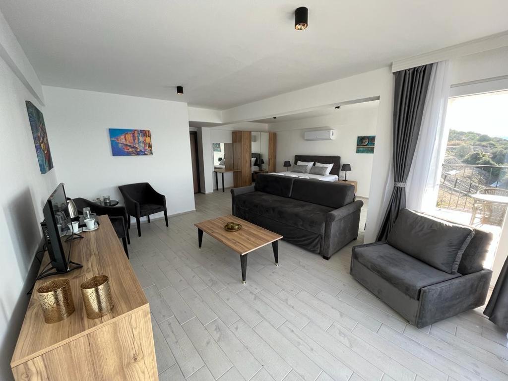 Ni Marin Hotel Milas Eksteriør billede